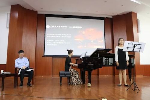 雷火电竞艺术家石叔诚与特邀艺术家顾平受邀于成都大学东盟艺术学院、音乐与舞蹈学院艺术实践周开展公开课