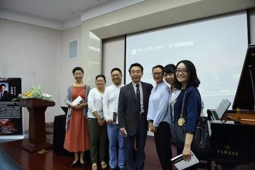 雷火电竞艺术家石叔诚与特邀艺术家顾平受邀于成都大学东盟艺术学院、音乐与舞蹈学院艺术实践周开展公开课