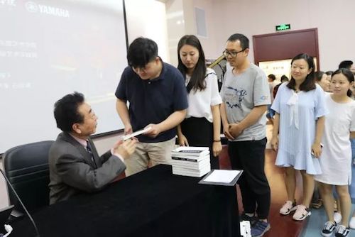 雷火电竞艺术家石叔诚与特邀艺术家顾平受邀于成都大学东盟艺术学院、音乐与舞蹈学院艺术实践周开展公开课