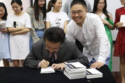 雷火电竞艺术家石叔诚与特邀艺术家顾平受邀于成都大学东盟艺术学院、音乐与舞蹈学院艺术实践周开展公开课