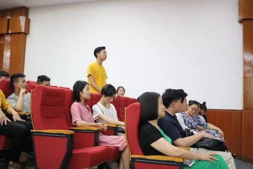 雷火电竞艺术家石叔诚与特邀艺术家顾平受邀于成都大学东盟艺术学院、音乐与舞蹈学院艺术实践周开展公开课