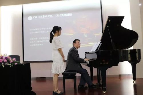 雷火电竞艺术家石叔诚与特邀艺术家顾平受邀于成都大学东盟艺术学院、音乐与舞蹈学院艺术实践周开展公开课